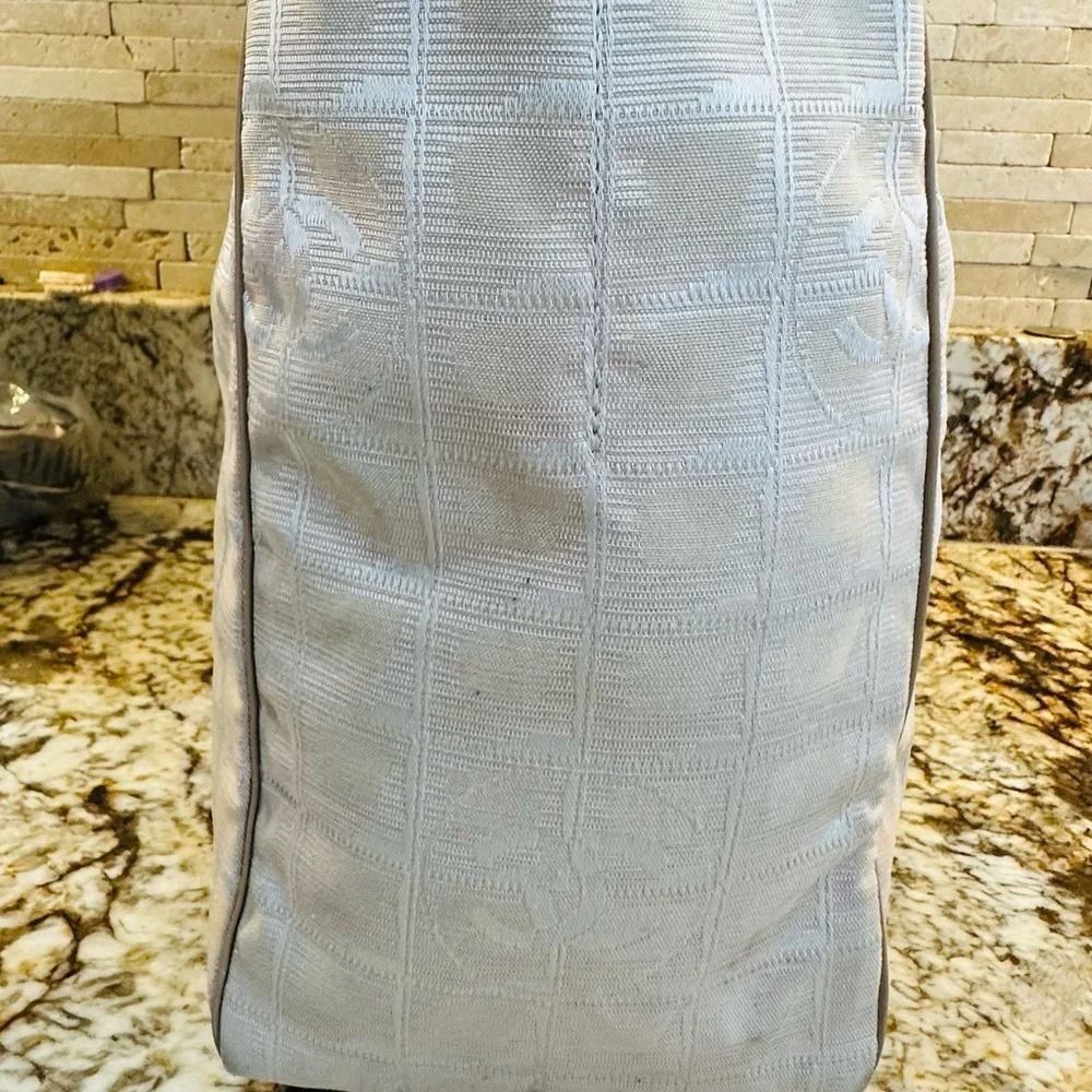 CHANEL Gray Beige Travel Bag with Geometric Design - Picture 3 of 16